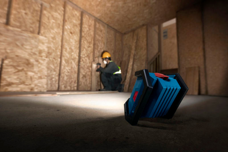 Fuente de alimentación inalámbrica profesional Bosch GLI18V-1500 para obras de construcción.