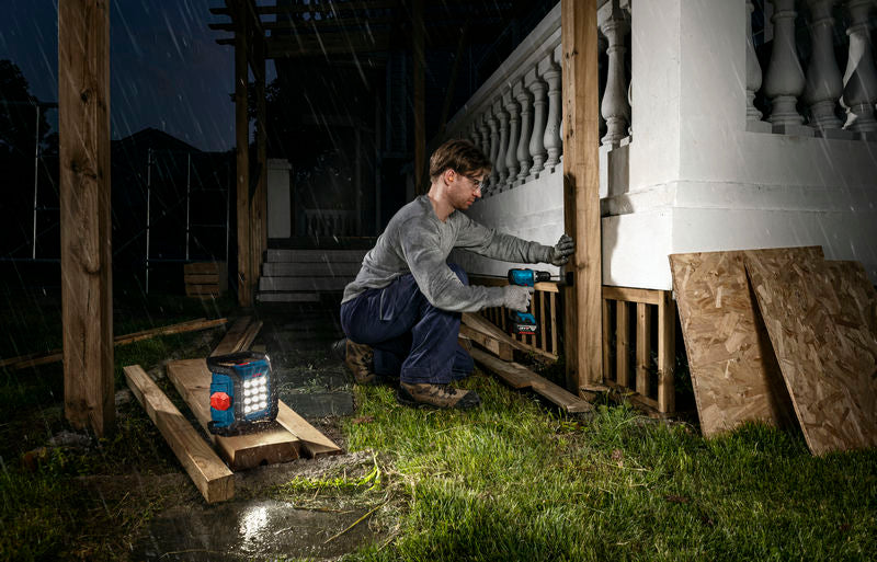 Fuente de alimentación inalámbrica profesional Bosch GLI18V-1500 para obras de construcción.