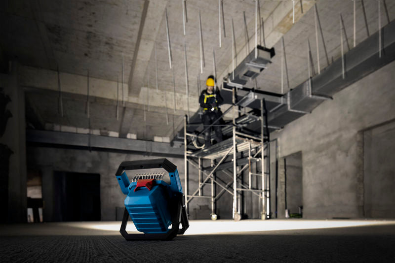Fuente de alimentación inalámbrica profesional Bosch GLI18V-3000 para obras de construcción.