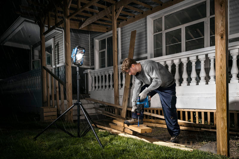 Fuente de alimentación inalámbrica profesional Bosch GLI18V-3000 para obras de construcción.
