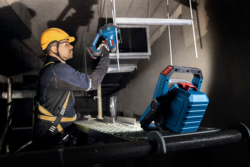Fuente de alimentación inalámbrica profesional Bosch GLI18V-3000 para obras de construcción.