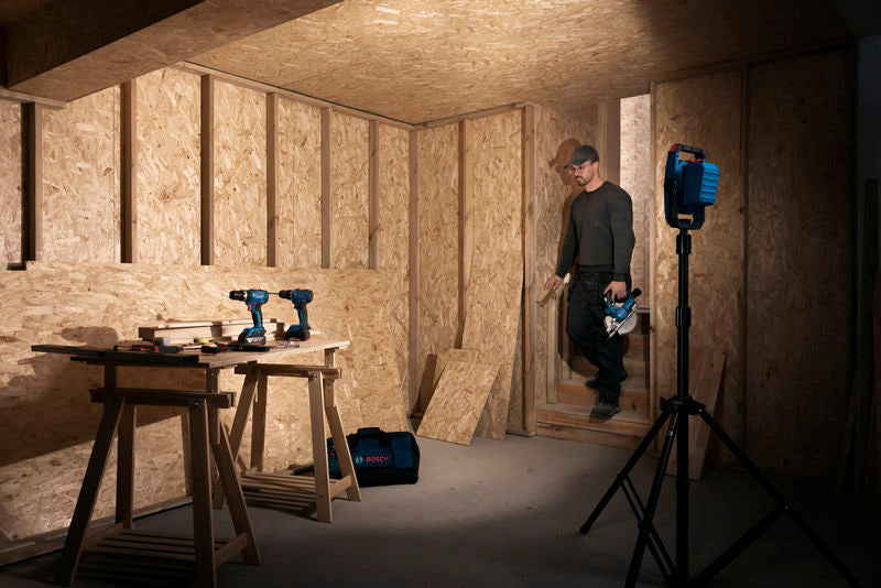 Fuente de alimentación inalámbrica profesional Bosch GLI18V-3000 para obras de construcción.