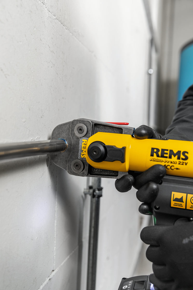 REMS (576072 R220) Juego de accesorios de 22 V, batería de prensa, V 15+22+28 + batería de 2,5 Ah, caja L