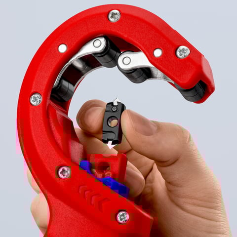 Cortador de tubos Knipex (90 23 02 BK) DPT50 para tubos de plástico de paredes espessas, incluindo tubos com núcleo de espuma. Corte e chanfro numa única etapa.