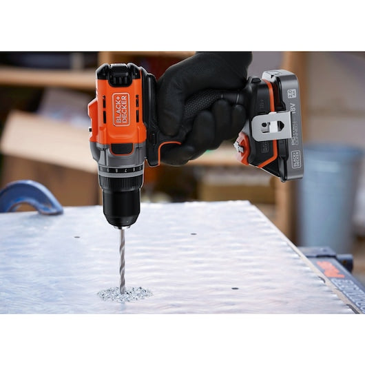 Taladro atornillador inalámbrico Black&Decker (BCD382D1XC-QW) POWERCONNECT™ de 18 V (con batería de 2,0 Ah y cargador de 1 A)