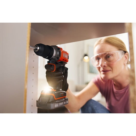 Taladro atornillador inalámbrico Black&Decker (BCD382D1XC-QW) POWERCONNECT™ de 18 V (con batería de 2,0 Ah y cargador de 1 A)