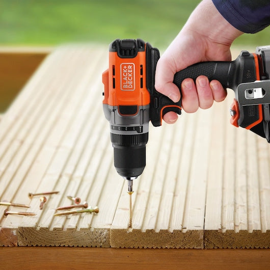 Taladro atornillador inalámbrico Black&Decker (BCD382D1XC-QW) POWERCONNECT™ de 18 V (con batería de 2,0 Ah y cargador de 1 A)