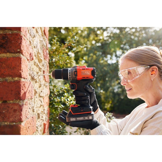 Black&Decker (BCD383D1XC-QW) 18V POWERCONNECT™ Cordless Hammer Drill (With 2.0Ah State Of Charge Battery and 1A Charger)