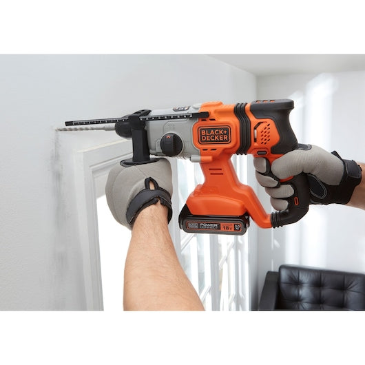 Berbequim de impacto SDS-Plus sem fio Black&Decker (BCD900D1S-QW) 18V 2.0Ah com caixa de ferramentas
