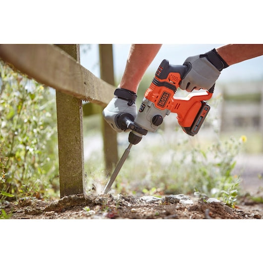 Berbequim de impacto SDS-Plus sem fio Black&Decker (BCD900D1S-QW) 18V 2.0Ah com caixa de ferramentas