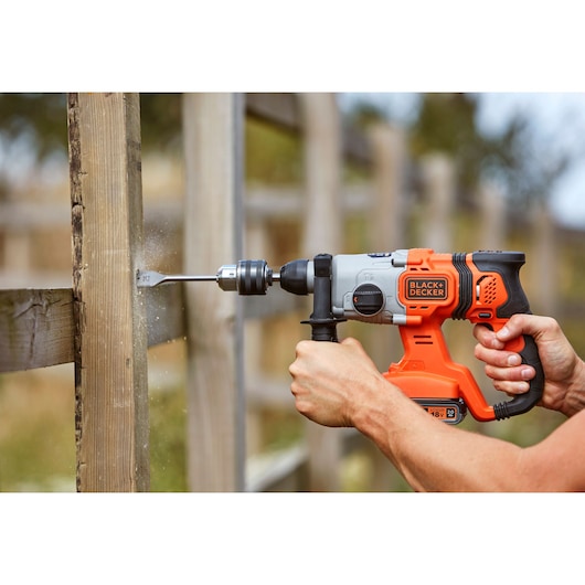 Berbequim de impacto SDS-Plus sem fio Black&Decker (BCD900D1S-QW) 18V 2.0Ah com caixa de ferramentas