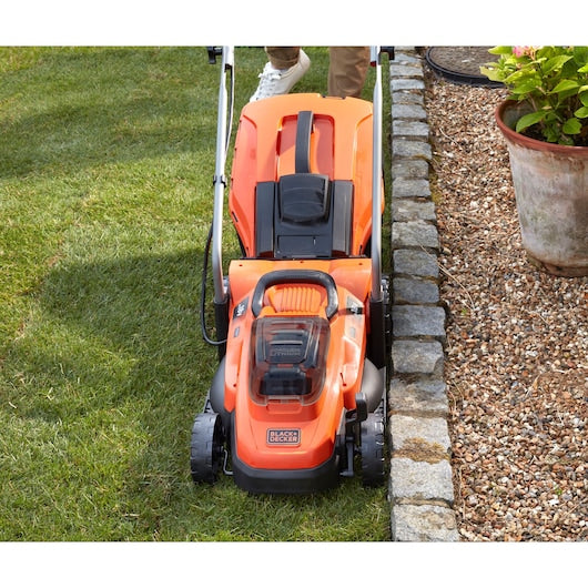Cortacésped compacto inalámbrico Black&Decker (BCMW33182L2-GB), 2 x 18 V, 2,0 Ah, 33 cm