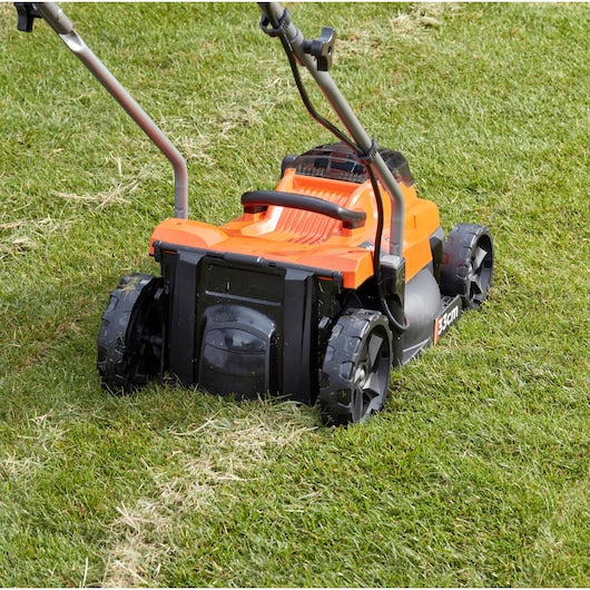Cortacésped compacto inalámbrico Black&Decker (BCMW33182L2-GB), 2 x 18 V, 2,0 Ah, 33 cm