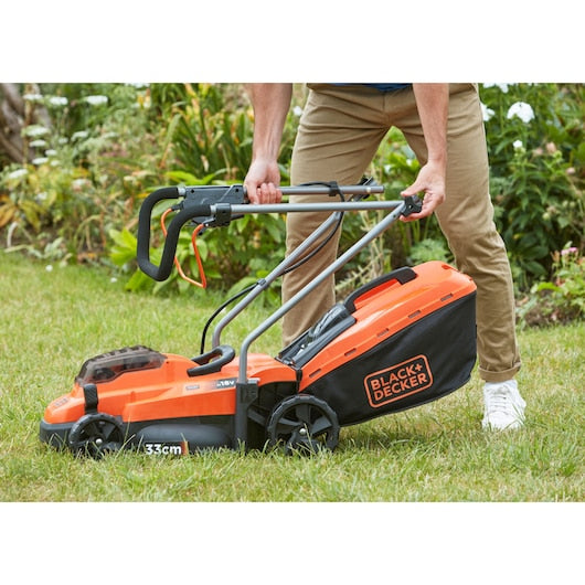 Cortacésped compacto inalámbrico Black&Decker (BCMW33182L2-GB), 2 x 18 V, 2,0 Ah, 33 cm