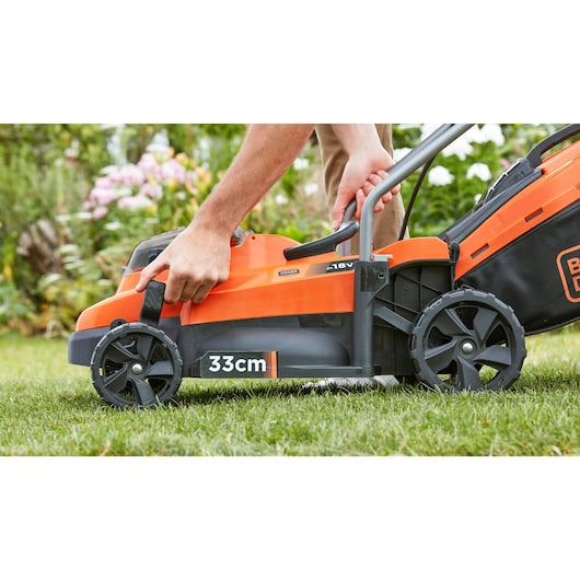 Cortacésped compacto inalámbrico Black&Decker (BCMW33182L2-GB), 2 x 18 V, 2,0 Ah, 33 cm
