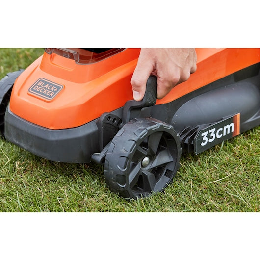 Cortacésped compacto inalámbrico Black&Decker (BCMW33182L2-GB), 2 x 18 V, 2,0 Ah, 33 cm