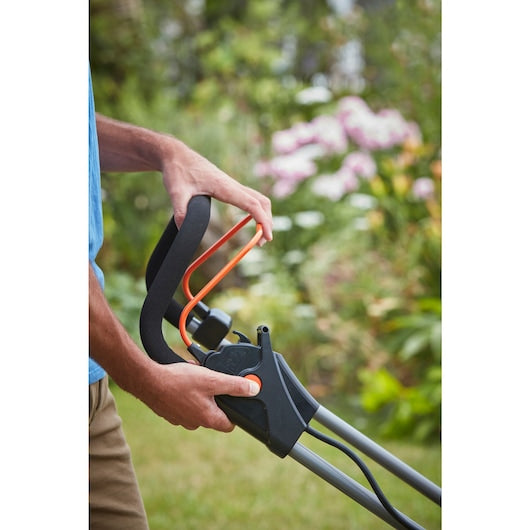 Cortacésped compacto inalámbrico Black&Decker (BCMW33182L2-GB), 2 x 18 V, 2,0 Ah, 33 cm