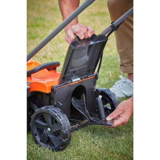 Cortacésped compacto inalámbrico Black&Decker (BCMW33182L2-GB), 2 x 18 V, 2,0 Ah, 33 cm