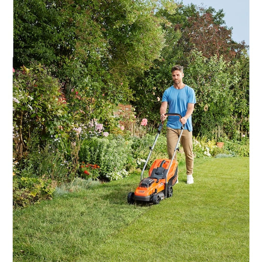 Black&Decker (BCMW3318L2-QW) 33cm Cordless 2 x 18V 2.5Ah Compact Mower