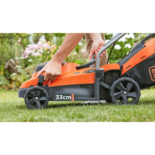 Black&Decker (BCMW3318L2-QW) 33cm Cordless 2 x 18V 2.5Ah Compact Mower