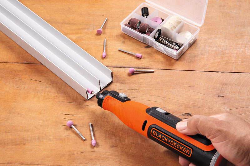 Ferramenta multifuncional rotativa Black&amp;Decker (BCRT8IK-XJ) de 7,2 V com bateria integrada de 1,5 Ah. Inclui 53 acessórios, cabo USB e mala de transporte.