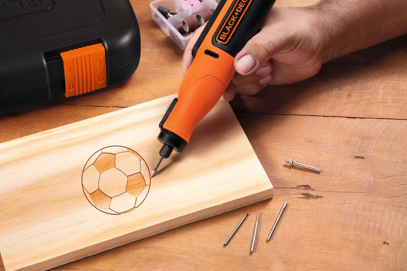 Ferramenta multifuncional rotativa Black&amp;Decker (BCRT8IK-XJ) de 7,2 V com bateria integrada de 1,5 Ah. Inclui 53 acessórios, cabo USB e mala de transporte.