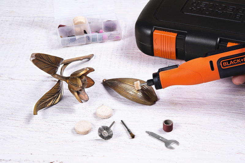 Ferramenta multifuncional rotativa Black&amp;Decker (BCRT8IK-XJ) de 7,2 V com bateria integrada de 1,5 Ah. Inclui 53 acessórios, cabo USB e mala de transporte.