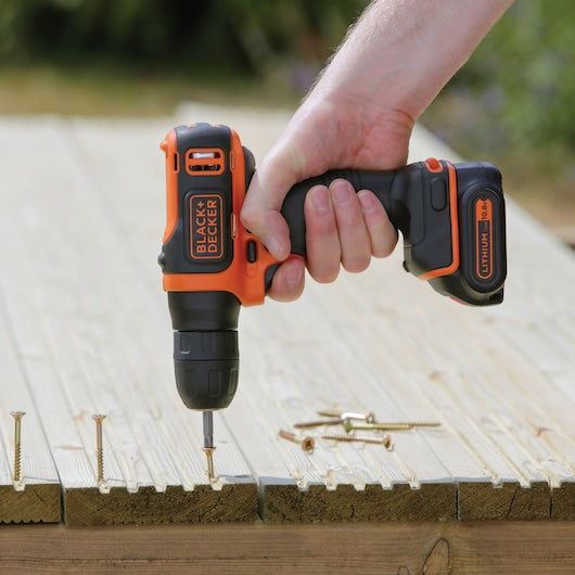 Berbequim de íon de lítio ultracompacta Black&Decker (BDCD12K-QW) de 10,8 V em caixa de kit
