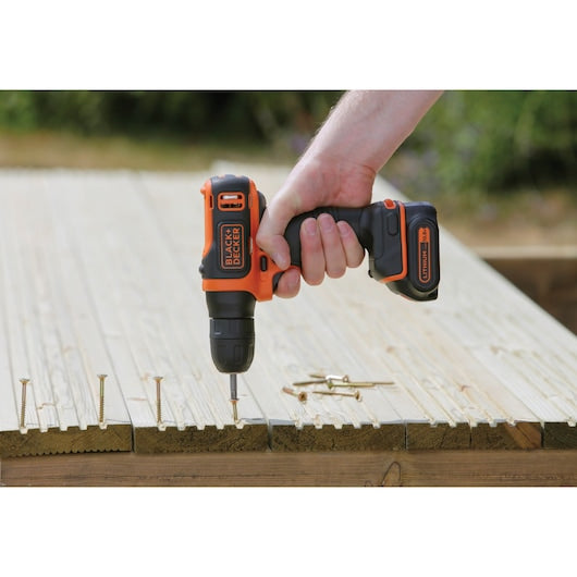 Berbequim sem fio ultracompacta Black&Decker (BDCD12-QW) de 10,8 V