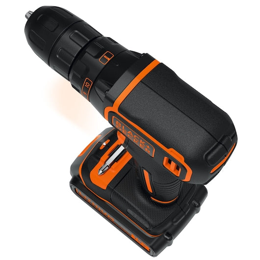 Taladro atornillador inalámbrico Black&Decker (BDCDC18BAFC-QW) de 18 V con 2 baterías de 1,5 Ah, cargador rápido y 80 accesorios en estuche.