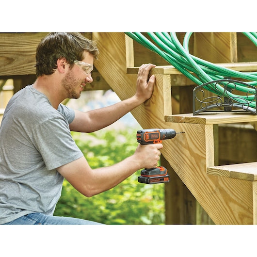 Taladro atornillador inalámbrico Black&Decker (BDCDC18BAFC-QW) de 18 V con 2 baterías de 1,5 Ah, cargador rápido y 80 accesorios en estuche.