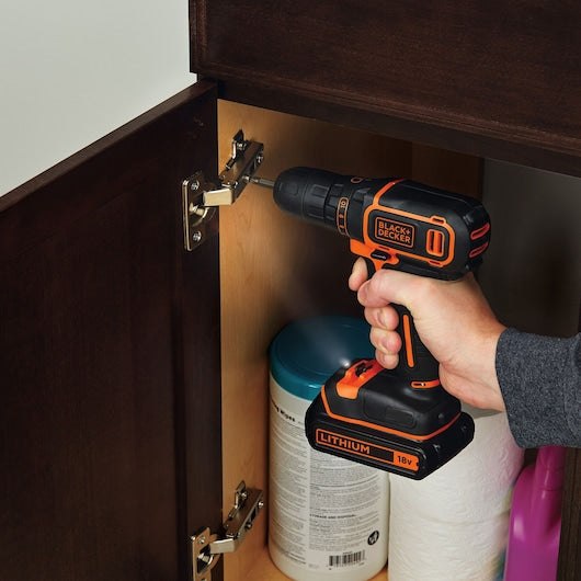 Taladro atornillador inalámbrico Black&Decker (BDCDC18BAFC-QW) de 18 V con 2 baterías de 1,5 Ah, cargador rápido y 80 accesorios en estuche.