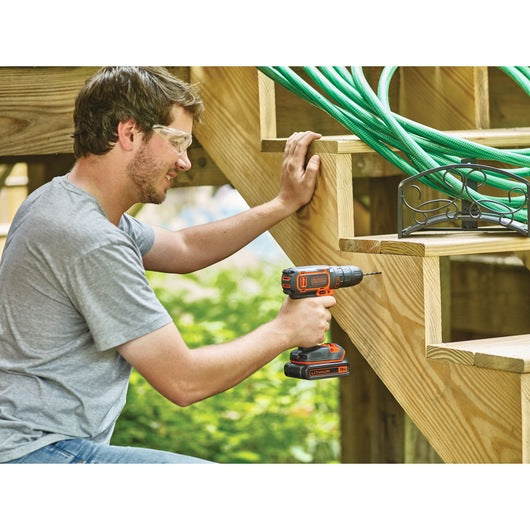 Berbequim/Aparafusadora Black&Decker (BDCDC18KB-XK) 18V Íon de Lítio + Carregador de 400mA + 2 baterias + Estojo de acessórios