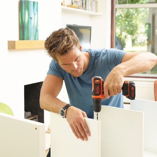 Taladro atornillador ultracompacto de iones de litio de 10,8 V Black&Decker (BDCDD12B-XK)