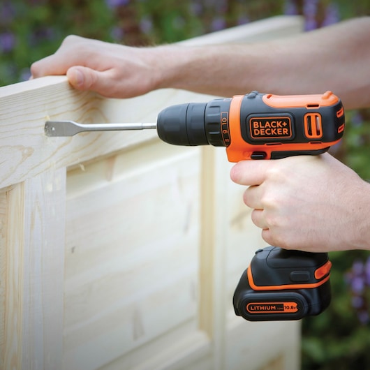 Taladro atornillador ultracompacto de iones de litio de 10,8 V Black&Decker (BDCDD12B-XK)