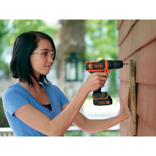 Taladro atornillador ultracompacto de iones de litio de 10,8 V Black&Decker (BDCDD12KB-XK) en caja