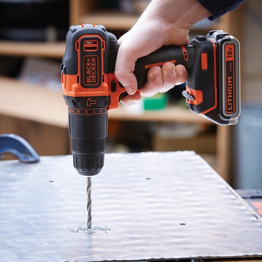 Martelo Black&Decker (BDCHD18K1B2-QW) 18V 2G + carregador 1A + 2 baterias + caixa de ferramentas