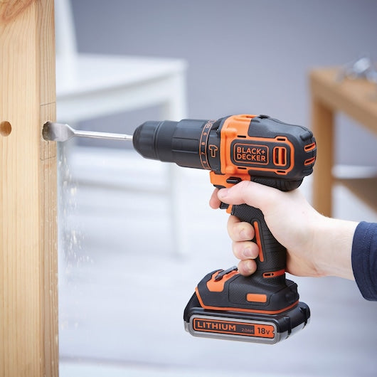 Martelo Black&Decker (BDCHD18K1B2-QW) 18V 2G + carregador 1A + 2 baterias + caixa de ferramentas