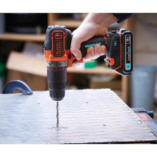 Taladro percutor inalámbrico Black&Decker (BDCHD18KST-QW) de 18 V con tecnología inteligente de 2 velocidades, cargador de 400 mA y estuche