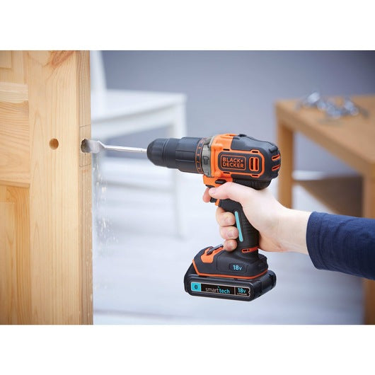 Taladro percutor inalámbrico Black&Decker (BDCHD18KST-QW) de 18 V con tecnología inteligente de 2 velocidades, cargador de 400 mA y estuche