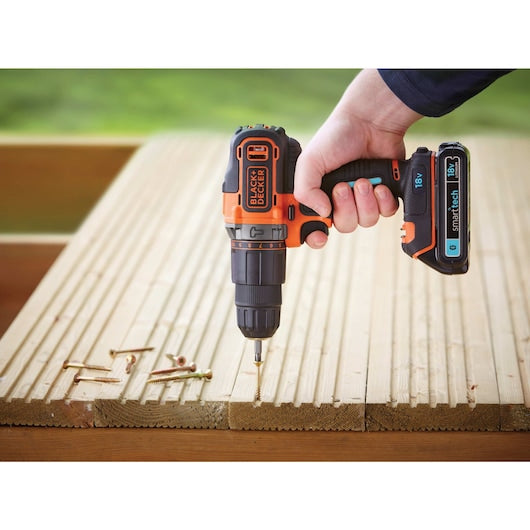 Taladro percutor inalámbrico Black&Decker (BDCHD18KST-QW) de 18 V con tecnología inteligente de 2 velocidades, cargador de 400 mA y estuche