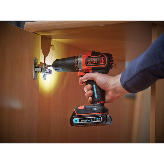 Taladro percutor inalámbrico Black&Decker (BDCHD18KST-QW) de 18 V con tecnología inteligente de 2 velocidades, cargador de 400 mA y estuche