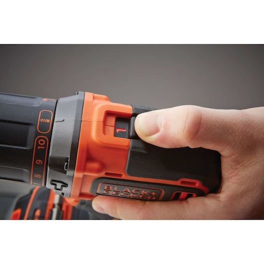 Taladro percutor inalámbrico Black&Decker (BDCHD18KST-QW) de 18 V con tecnología inteligente de 2 velocidades, cargador de 400 mA y estuche