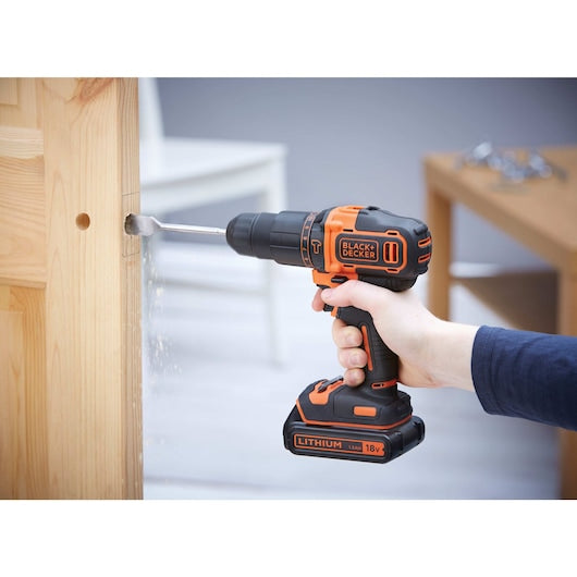 Berbequim de impacto sem fio Black&Decker (BDCHD18-QW) 18V com 2 velocidades + Carregador de 200mA + 1 bateria