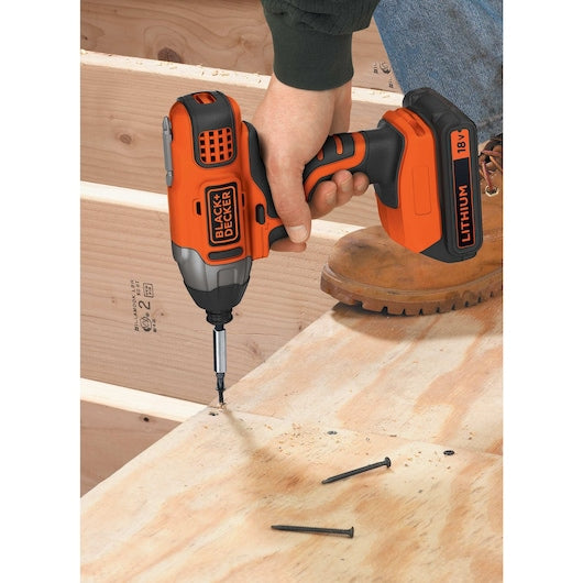 Aparafusadora de impacto sem fio Black&Decker (BDCIM18N-XJ) 18V (sem bateria e carregador)
