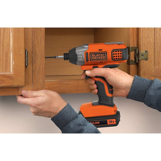 Aparafusadora de impacto sem fio Black&Decker (BDCIM18N-XJ) 18V (sem bateria e carregador)