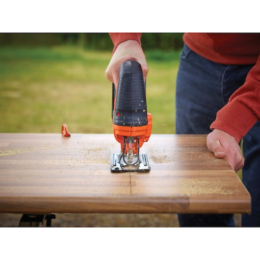 Serra tico-tico pendular sem fio Black&Decker (BDCJS18N-XJ) 18V com 1 lâmina para madeira