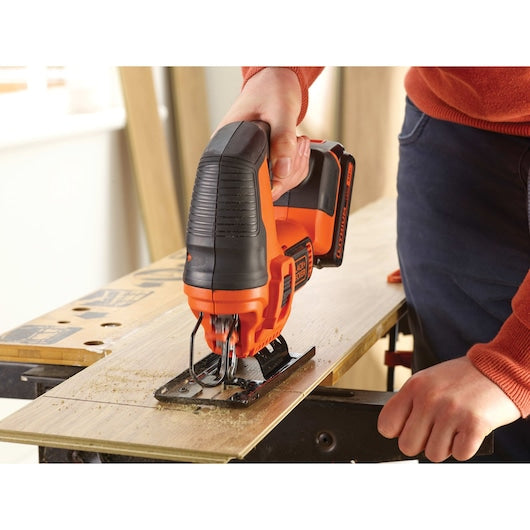 Serra tico-tico pendular sem fio Black&Decker (BDCJS18N-XJ) 18V com 1 lâmina para madeira