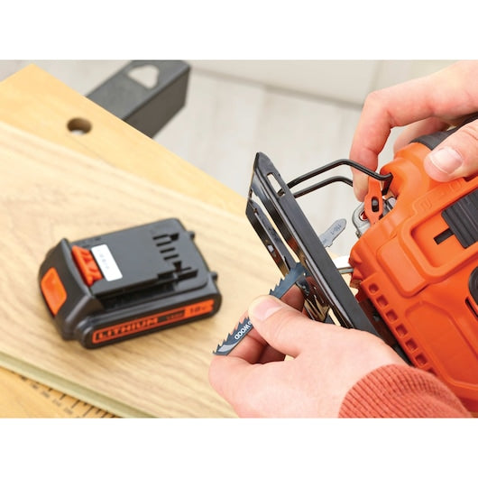 Serra tico-tico pendular sem fio Black&Decker (BDCJS18N-XJ) 18V com 1 lâmina para madeira