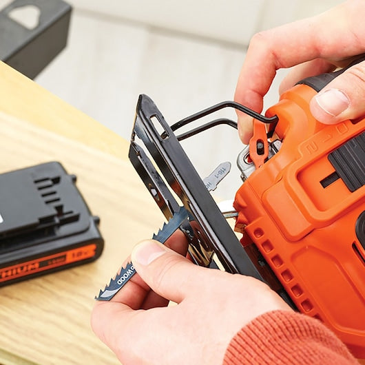 Sierra caladora de péndulo inalámbrica Black&Decker (BDCJS18-QW) de 18 V